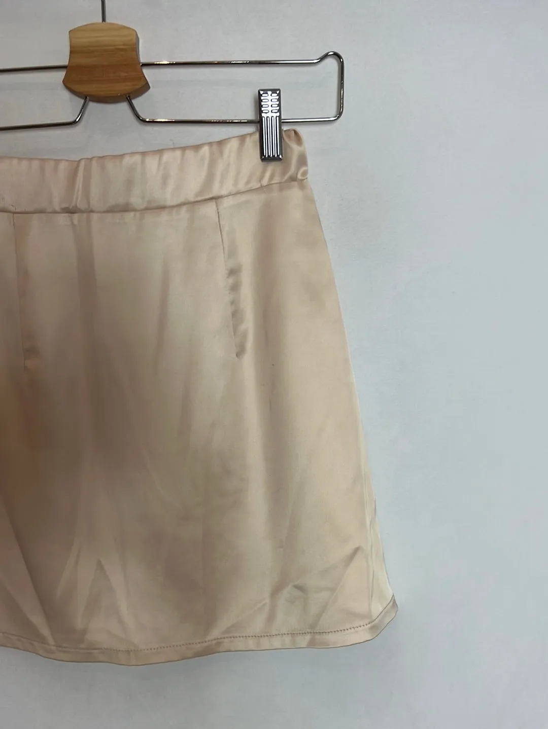 IN THE STYLE. Falda satinado champagne. T.XS