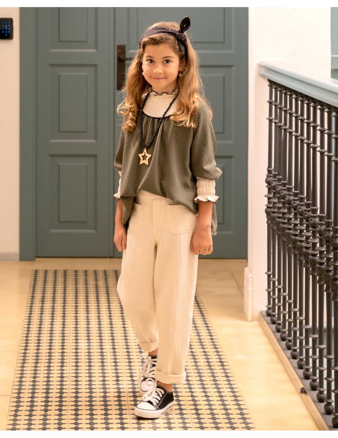 JOGGER NIñA BOLSILLO DELANTERO BEIG BATANERO OTOñOINVIERNO 20232024