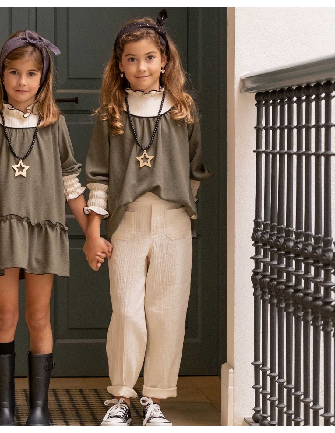 JOGGER NIñA BOLSILLO DELANTERO BEIG BATANERO OTOñOINVIERNO 20232024
