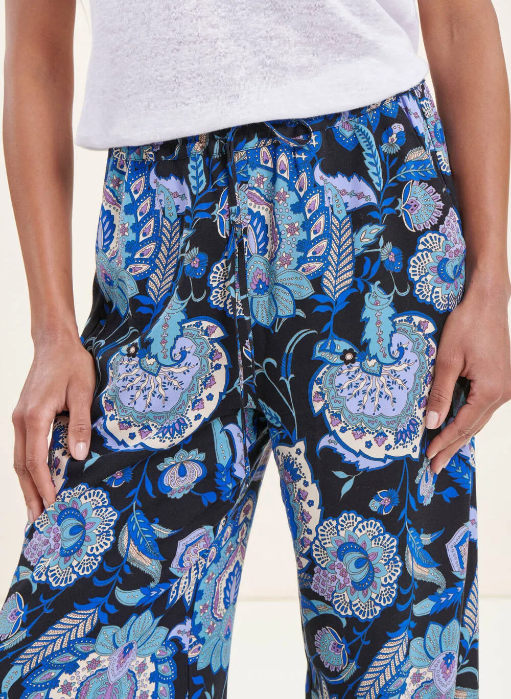 Pantalón ancho estampado en multicolor