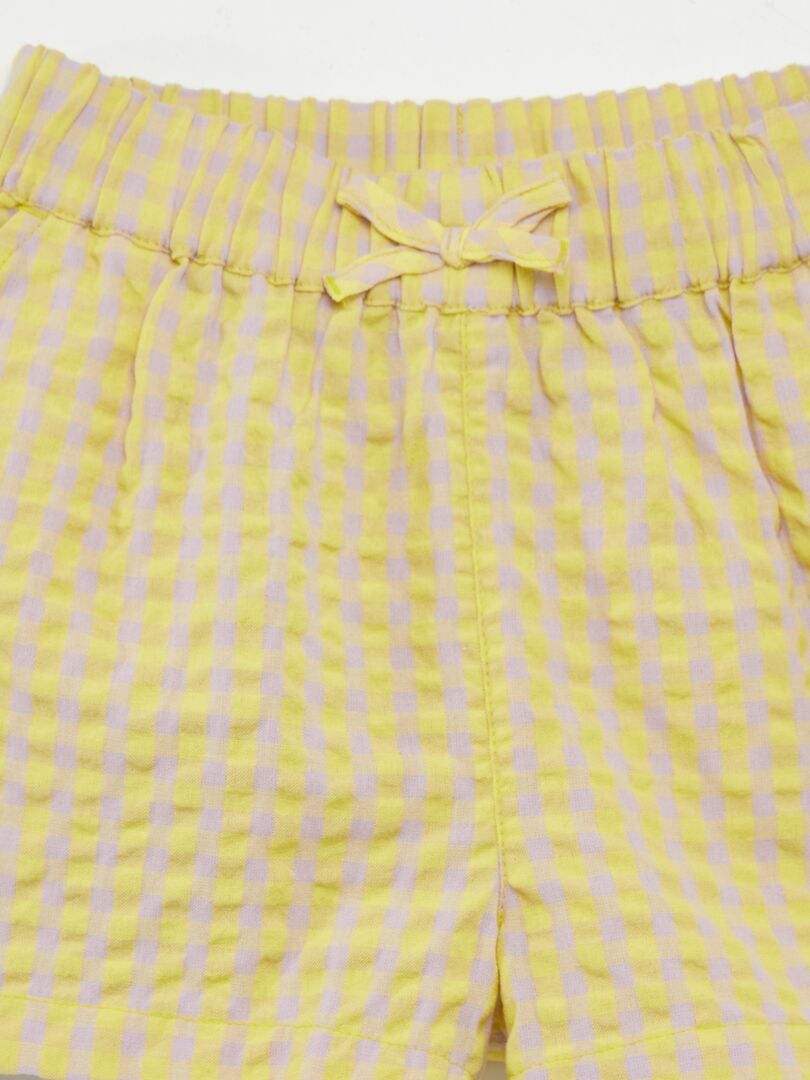 PANTALóN CORTO GOFRADO DE CUADROS  AMARILLO