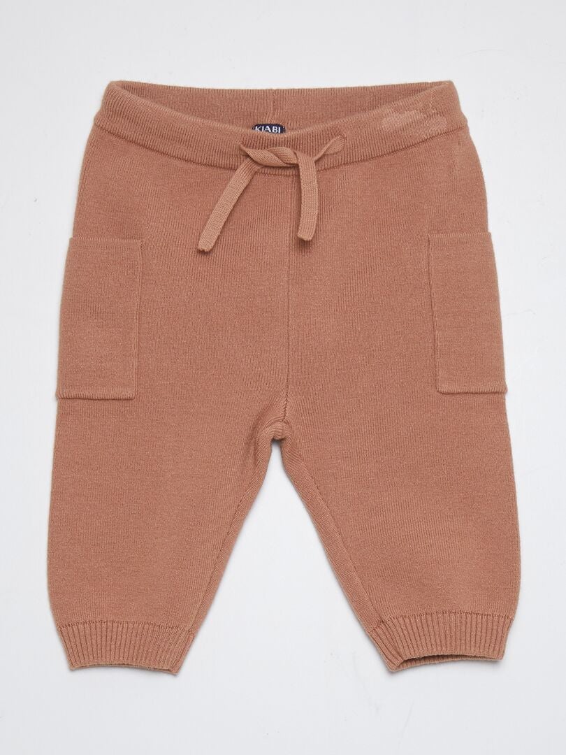 PANTALóN DE JOGGING CON BOLSILLOS DE PARCHE + CALCETINES  MARRON