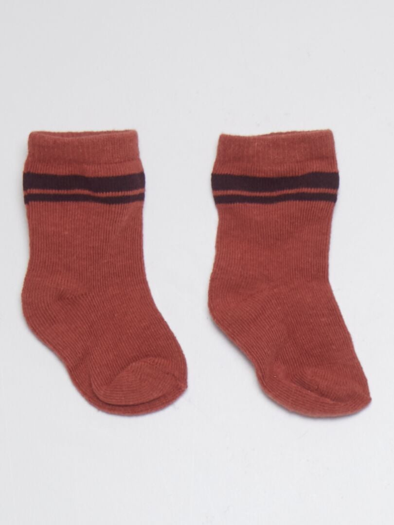 PANTALóN DE JOGGING CON BOLSILLOS DE PARCHE + CALCETINES  MARRON