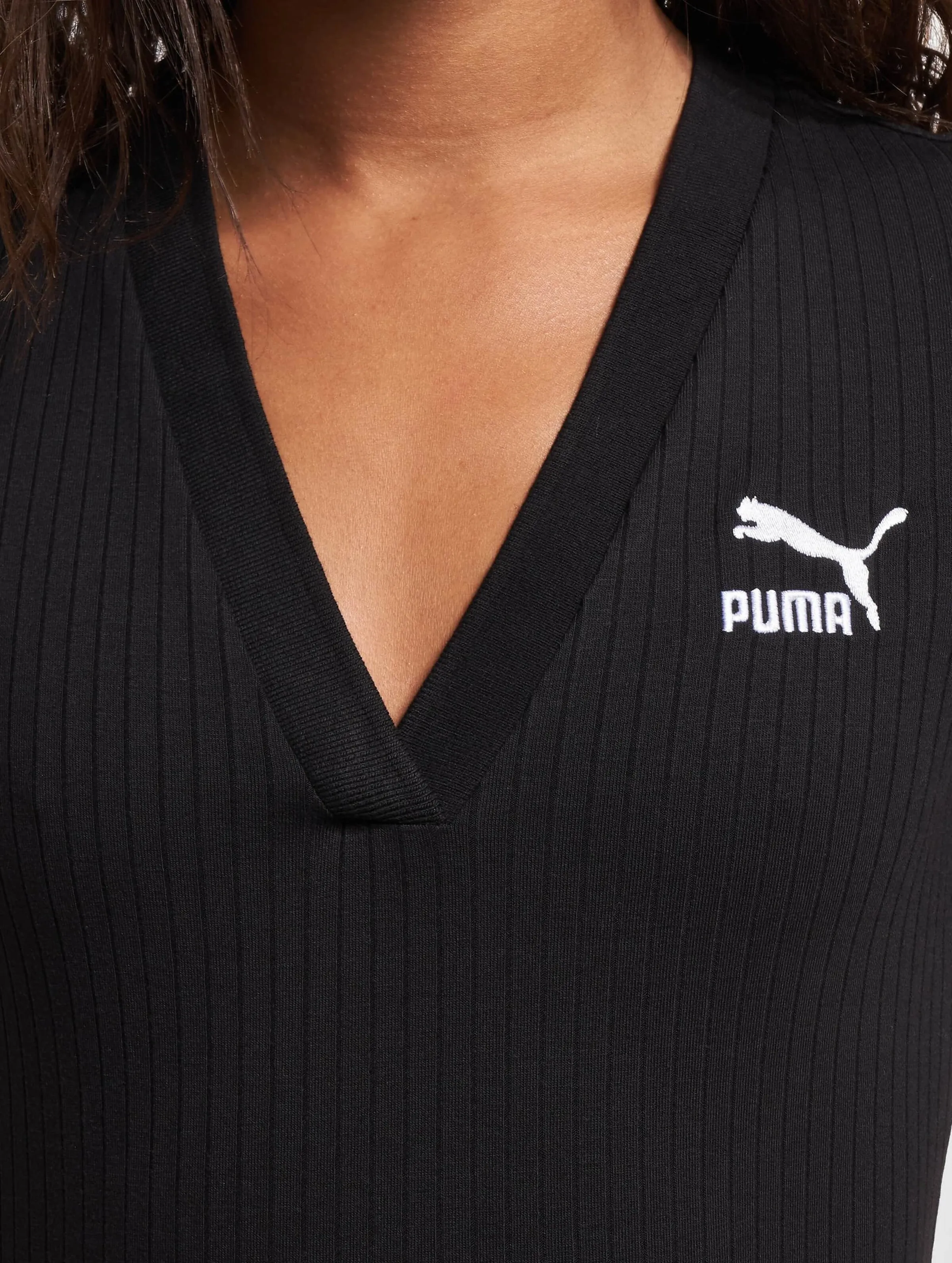 PUMA CLASSICS RIBBED V NECK SLIM TSHIRT