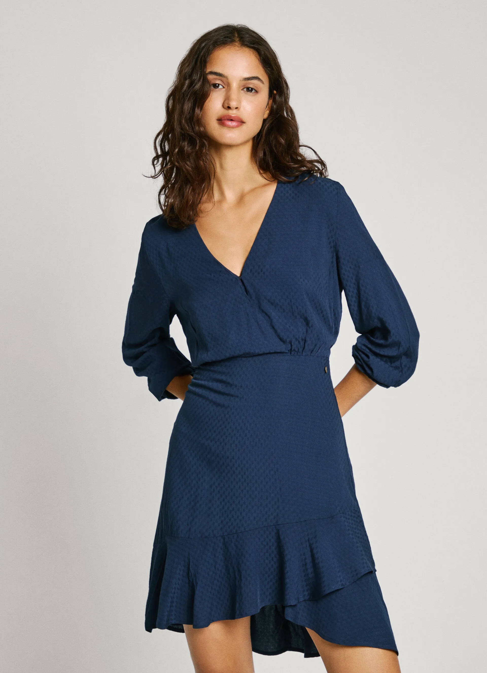 vestido corto cuello pico