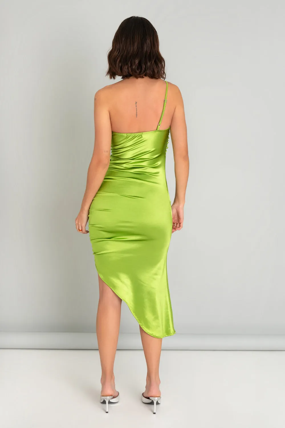 Vestido midi satinado asimétrico de fit ajustado