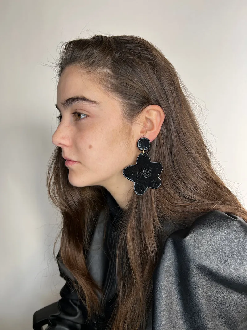 VIRGINIA DEMARIA Aros Flor Negra Colgante