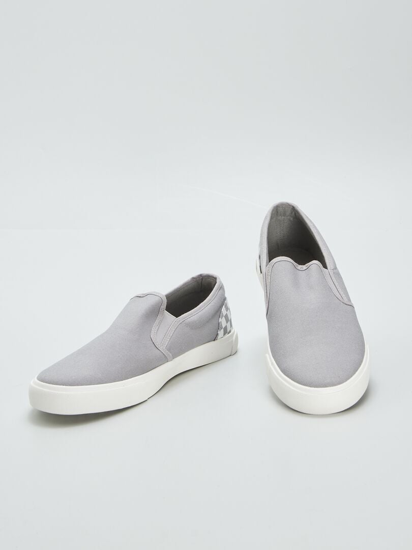 ZAPATILLAS 'SLIPON' CON DETALLE  GRIS